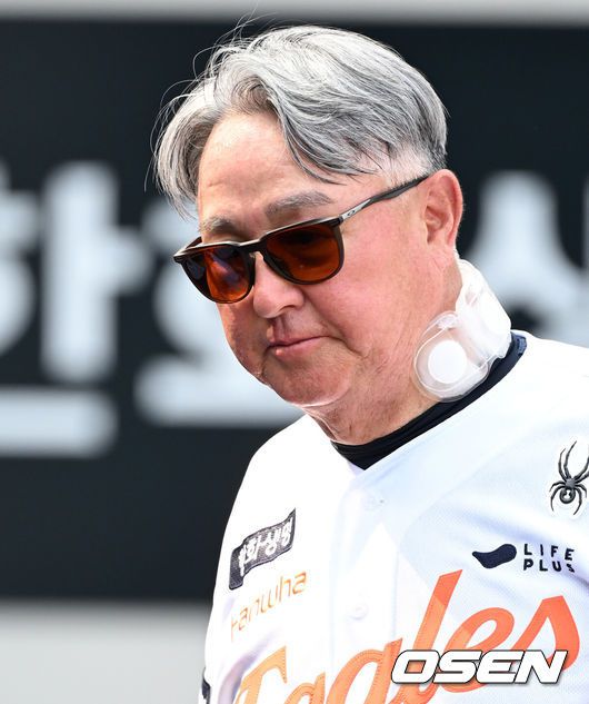 [OSEN=대전, 이대선 기자] 8일 오후 대전 한화생명볼파크에서 2025 신한 SOL Bank KBO리그 한화 이글스와 KIA 타이거즈의 경기가 열렸다.한화는 문동주, KIA는 윤영철을 선발로 내세웠다.경기에 앞서 한화 김경문 감독이 취재진과 인터뷰를 하고 있다. 2025.07.08 /sunday@osen.co.kr