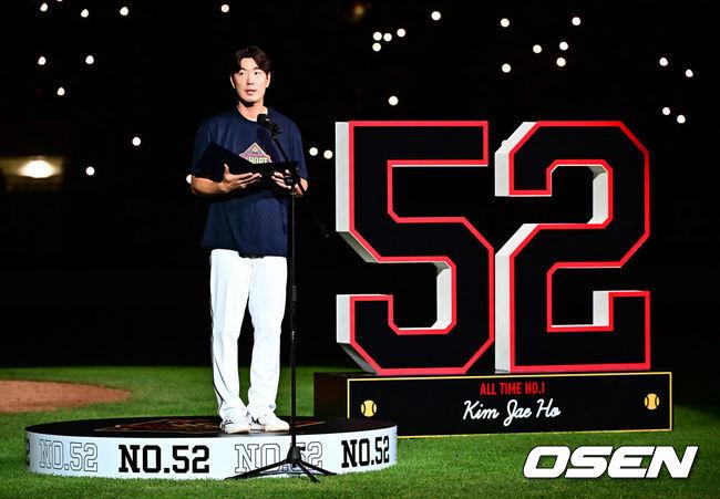 [OSEN=잠실, 지형준 기자] ‘천재 유격수’ 김재호의 은퇴식을 맞아 왕조의 주역들이 깨어났다.프로야구 두산 베어스는 6일 서울 잠실구장에서 열린 2025 신한 SOL뱅크 KBO리그 KT 위즈와의 시즌 12차전에서 8-7역전승을 거뒀다.두산은 2연승을 달리며 주말 3연전을 위닝시리즈로 장식했다. 시즌 34승 3무 48패. 반면 2연패에 빠진 KT는 43승 3무 40패가 됐다.경기를 마치고 2024시즌을 끝으로 은퇴를 선언한 김재호의 은퇴식을 개최했다. 은퇴식 테마는 ‘베어스 올타임 No.1 유격수 김재호’이다. 김재호는 은퇴선수 특별 엔트리를 통해 1군 엔트리에도 이름을 올렸다.김재호가 은퇴사를 하고 있다. 2025.07.05 /