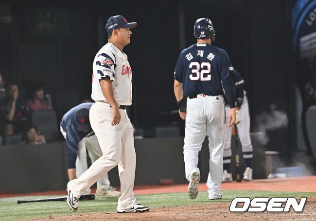 [OSEN=부산, 이석우 기자] 8일 부산 사직야구장에서 2025 신한 SOL 뱅크 KBO 리그 롯데 자이언츠와 두산 베어스의 경기가 열렸다. 홈팀 롯데는 홍민기가, 방문팀 두산은 최민석이 선발 출전했다.롯데 자이언츠 김상수가 8회초 1사 만루 박계범의 좌익수 앞 안타때 2실점하고 아쉬워하고 있다. 2025.07.08 / foto0307@osen.co.kr