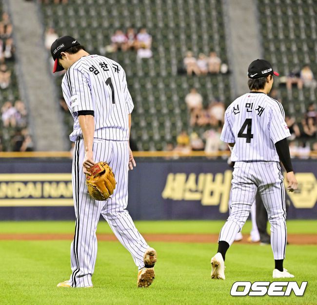 [OSEN=잠실, 박준형 기자] 8일 오후 서울 잠실구장에서 ‘2025 신한 SOL BANK KBO리그’ LG 트윈스와 키움 히어로즈의 경기가 진행됐다.이날 경기에서 LG는 임찬규(8승 3패)를, 키움은 하영민(6승 8패)을 선발투수로 내세웠다.4회초 신민재 2루수의 송구실책으로 실점 허용한 LG 임찬규가 아쉬워하고 있다.    2025.07.08 /  soul1014@osen.co.kr