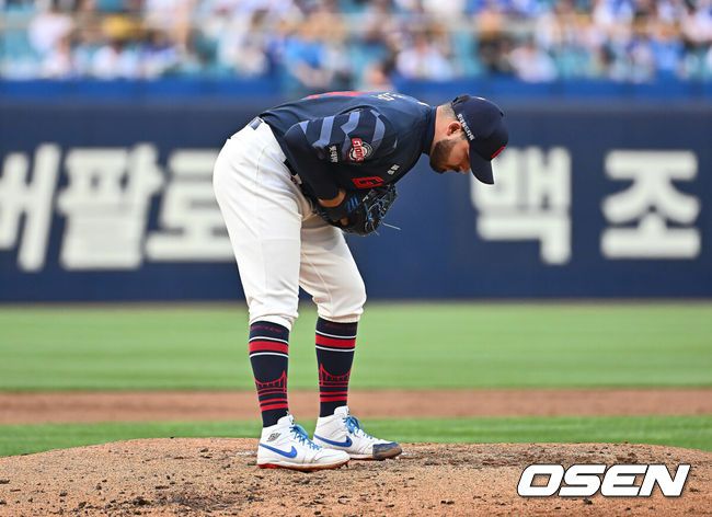 [OSEN=대구, 이석우 기자] 27일 대구삼성라이온즈파크에서 2025 신한 SOL 뱅크 KBO 리그 삼성 라이온즈와 롯데 자이언츠의 경기가 열렸다. 홈팀 삼성은 후라도가, 방문팀 롯데는 감보아가 선발 출전했다. 롯데 자이언츠 선발 투수 감보아가 독특한 투구 동작을 보이고 있다. 2025.05.27 / foto0307@osen.co.kr