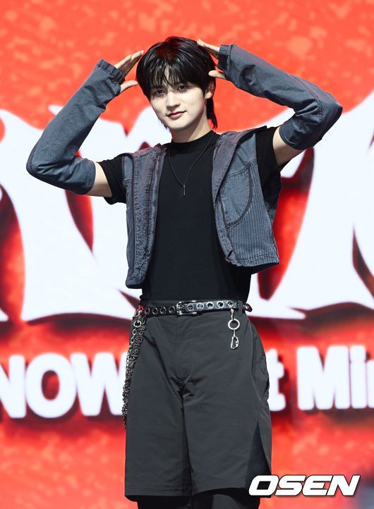 [OSEN=조은정 기자]나우즈(현빈, 윤, 연우, 진혁, 시윤) 첫 미니 앨범 '이그니션(IGNITION)' 발매 기념 쇼케이스가 9일 서울 광진구 예스24 라이브홀에서 열렸다.타이틀곡인 '에버글로우(EVERGLOW)'는 지치지 않고 꿋꿋하게 다시 일어서는 청춘의 패기와 열정을 강렬한 메탈 사운드로 표현한 록 트랙으로 차별화된 사운드와 진정성 넘치는 메시지로 공감을 이끌어낼 예정이다. 나우즈 윤이 포즈를 취하고 있다. 2025.07.09 /cej@osen.co.kr