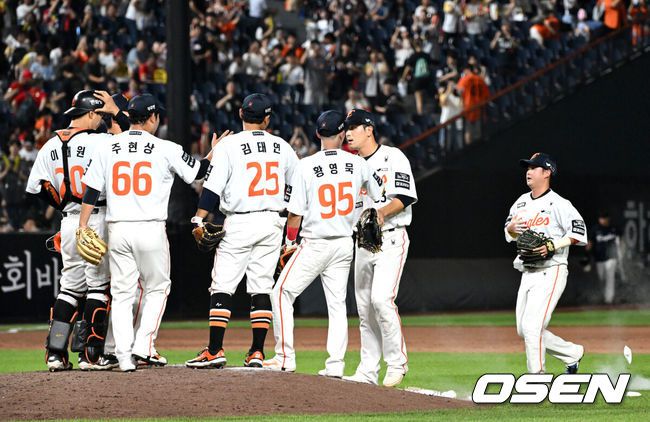 [OSEN=대전, 이대선 기자] 한화는 8일 대전 한화생명볼파크에서 열린 2025 신한 SOL Bank KBO리그 KIA 타이거즈와의 홈경기를 14-8로 승리했다. 14득점은 종전 12득점을 넘어 올 시즌 한화의 한 경기 최다 득점으로 KIA의 추격을 뿌리쳤다. 경기 종료 후 한화 선수들이 승리의 기쁨을 나누고 있다. 2025.07.08 /sunday@osen.co.kr