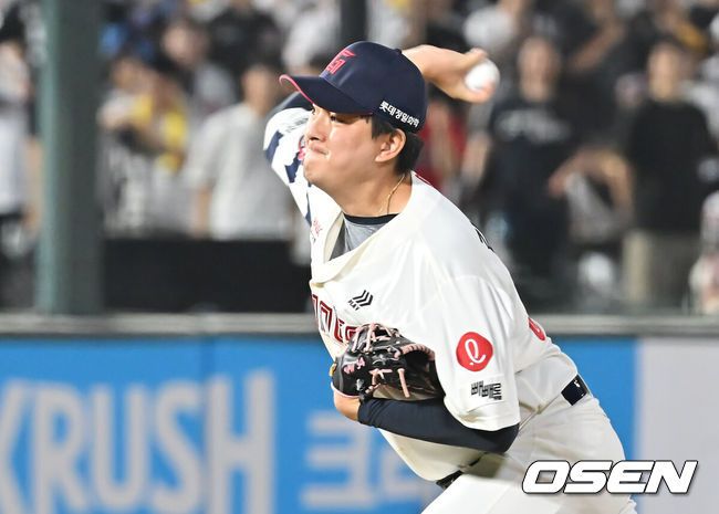[OSEN=부산, 이석우 기자] 3일 부산 사직야구장에서 2025 신한 SOL 뱅크 KBO 리그 롯데 자이언츠와 LG 트윈스의 경기가 열렸다. 홈팀 롯데는 이민석이, 방문팀 LG는 손주영이 선발 출전했다.롯데 자이언츠 김원중이 역투하고 있다. 2025.07.03 / foto0307@osen.co.kr