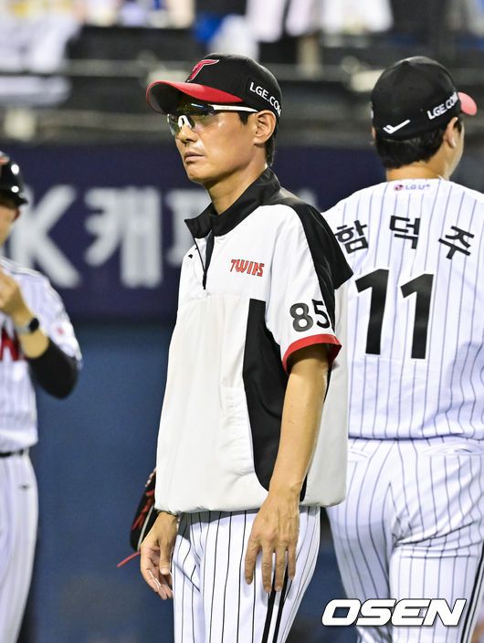 [OSEN=잠실, 박준형 기자] 프로야구 LG 트윈스가 키움 히어로즈를 꺾고 단독 2위 자리를 지켰다.LG는8일 서울 잠실구장에서 열린 2025 KBO리그 키움과 경기에서 4-3 역전승을 거뒀다. LG는 2위 자리를 수성했다.경기종료 후 LG 염경겹 감독이 승리후 그라운드를 빠져나가고 있다. 2025.07.08 /  soul1014@osen.co.kr