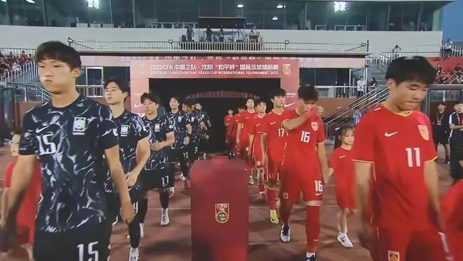 [OSEN=용인, 조은정 기자]2025년에도 '공한증'은 이어진다. 홍명보호가 무더위를 뚫고 시원한 대승을 거뒀다.홍명보 감독이 이끄는대한민국 축구대표팀은7일 오후 8시 용인 미르스타디움에서 열린2025동아시아축구연맹(EAFF) E-1 챔피언십(동아시안컵) 개막전에서 중국을 3-0으로 꺾었다.경기 종료 후 한국 축구 대표팀이 중국 대표팀과 인사하고 있다. 2025.07.07 /cej@osen.co.kr