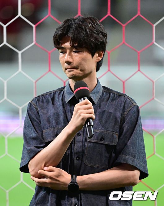 [OSEN=서울월드컵경기장, 김성락 기자] 기성용 이적 사가'로 인해 관심이 집중된 FC 서울과 포항 스틸러스의 맞대결은 서울의 완승으로 끝났다.서울은 29일 서울월드컵경기장에서 열린 하나은행 K리그 1 2025 21라운드 포항 스틸러스와 맞대결서 4-1로 승리했다. 경기 종료 후 포항 기성용이 관중에게 인사하고 있다. 2025.06.29 / ksl0919@osen.co.kr