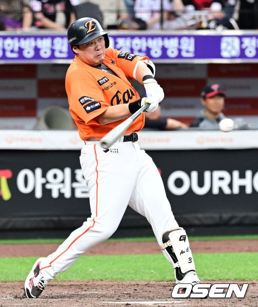 [OSEN=대전, 지형준 기자] 15일 대전 한화생명볼파크에서 2025 신한 SOL Bank KBO리그 한화 이글스와 LG 트윈스의 경기가 열렸다.이날 한화는 문동주, LG는 송승기를 선발로 내세웠다.5회말 무사에서 한화 안치홍이 좌전 안타를 날리  있다. 안치홍은 역대 32번째 개인 통산 2,700루타 달성. 2025.06.15 /jpnews@osen.co.kr