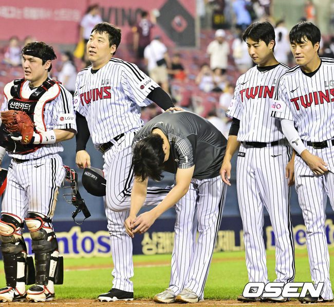 [OSEN=잠실, 박준형 기자] 프로야구 LG 트윈스가 키움 히어로즈를 꺾고 단독 2위 자리를 지켰다.LG는8일 서울 잠실구장에서 열린 2025 KBO리그 키움과 경기에서 4-3 역전승을 거뒀다. LG는 2위 자리를 수성했다.경기종료 후 결승타 주인공 김현수가 선발투수 임찬규에게 장난을 치고 있다. 2025.07.08 /  soul1014@osen.co.kr