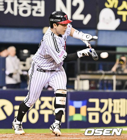 [OSEN=잠실, 박준형 기자] 8일 오후 서울 잠실구장에서 ‘2025 신한 SOL BANK KBO리그’ LG 트윈스와 키움 히어로즈의 경기가 진행됐다.이날 경기에서 LG는 임찬규(8승 3패)를, 키움은 하영민(6승 8패)을 선발투수로 내세웠다.8회말 무사 1루 LG 오지환이 안타를 날린뒤 세리머니를 하고 있다.  2025.07.08 /  soul1014@osen.co.kr