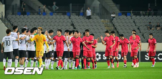 [OSEN=용인, 조은정 기자]2025년에도 '공한증'은 이어진다. 홍명보호가 무더위를 뚫고 시원한 대승을 거뒀다.홍명보 감독이 이끄는대한민국 축구대표팀은7일 오후 8시 용인 미르스타디움에서 열린2025동아시아축구연맹(EAFF) E-1 챔피언십(동아시안컵) 개막전에서 중국을 3-0으로 꺾었다.경기 종료 후 한국 축구 대표팀이 중국 대표팀과 인사하고 있다. 2025.07.07 /cej@osen.co.kr