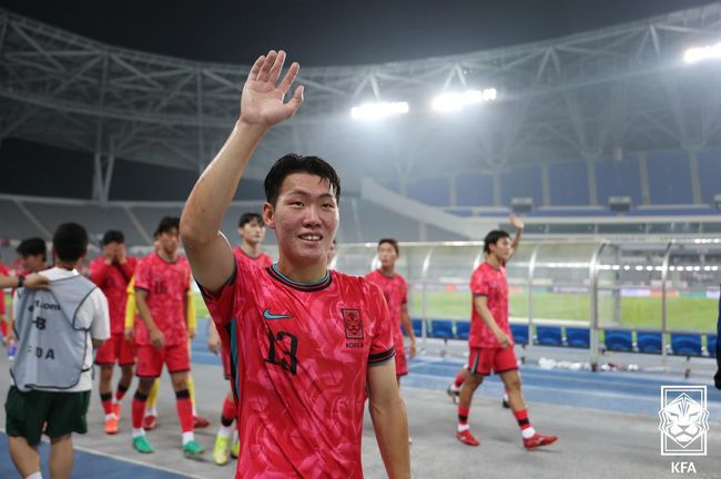 [OSEN=용인, 조은정 기자]7일 경기 용인시 용인 미르 스타디움에서 2025 동아시아 축구연맹(EAFF) E-1 챔피언십(동아시안컵) 대한민국 남자 축구 대표팀과 중국의 개막전이 열렸다.한국은 중국과 첫 경기를 시작으로 11일 홍콩, 15일 일본과 격돌한다. 경기는 모두 용인에서 치러지며 3경기 성적에 따라 그대로 최종 순위가 결정된다.후반 한국 강상윤이 슛이 들어가지 않자 아쉬워하고 있다. 2025.07.07 /cej@osen.co.kr