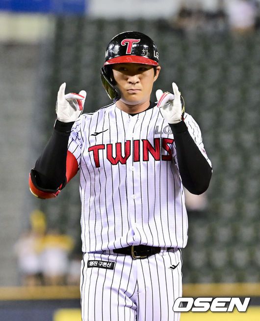 [OSEN=잠실, 최규한 기자] 29일 서울 잠실야구장에서 ‘2025 신한 SOL Bank KBO리그’ LG 트윈스와 KIA 타이거즈의 경기가 열렸다.홈팀 LG는 요니 치리노스, 방문팀 KIA는 윤영철을 선발로 내세웠다.1회초 LG 선발 치리노스가 힘차게 공을 뿌리고 있다. 2025.06.29 / dreamer@osen.co.kr