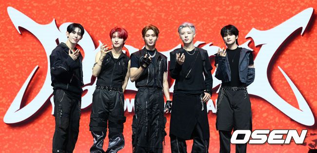 [OSEN=조은정 기자]나우즈(현빈, 윤, 연우, 진혁, 시윤) 첫 미니 앨범 '이그니션(IGNITION)' 발매 기념 쇼케이스가 9일 서울 광진구 예스24 라이브홀에서 열렸다.타이틀곡인 '에버글로우(EVERGLOW)'는 지치지 않고 꿋꿋하게 다시 일어서는 청춘의 패기와 열정을 강렬한 메탈 사운드로 표현한 록 트랙으로 차별화된 사운드와 진정성 넘치는 메시지로 공감을 이끌어낼 예정이다. 나우즈가 포즈를 취하고 있다. 2025.07.09 /cej@osen.co.kr