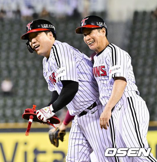 [OSEN=잠실, 박준형 기자] 8일 오후 서울 잠실구장에서 ‘2025 신한 SOL BANK KBO리그’ LG 트윈스와 키움 히어로즈의 경기가 진행됐다.이날 경기에서 LG는 임찬규(8승 3패)를, 키움은 하영민(6승 8패)을 선발투수로 내세웠다.7회말 1사 2루 LG 김현수의 역전 1타점 적시타때 송지만 1루 코치가 미소 짓고 있다  2025.07.08 /  soul1014@osen.co.kr