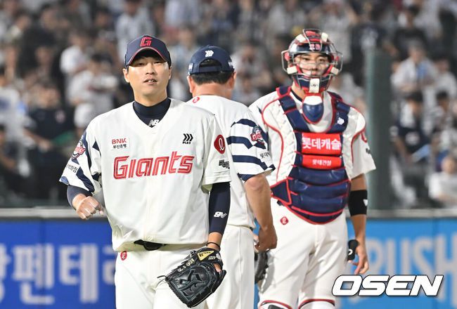 [OSEN=부산, 이석우 기자] 8일 부산 사직야구장에서 2025 신한 SOL 뱅크 KBO 리그 롯데 자이언츠와 두산 베어스의 경기가 열렸다. 홈팀 롯데는 홍민기가, 방문팀 두산은 최민석이 선발 출전했다.롯데 자이언츠 구승민이 8회초 두산 베어스 정수빈을 볼넷으로 내보내고 교체되고 있다. 2025.07.08 / foto0307@osen.co.kr