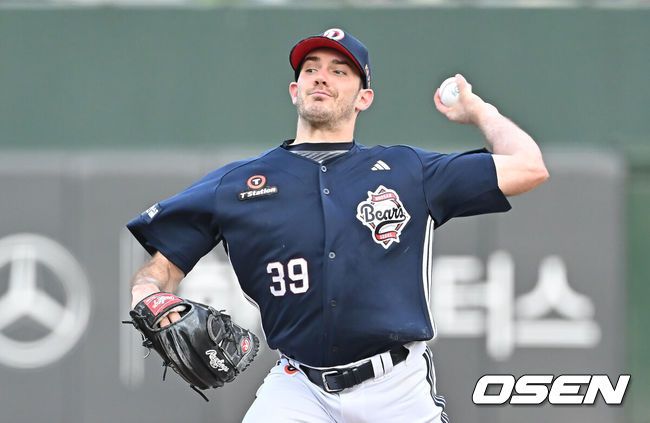 [OSEN=부산, 이석우 기자] 10일 부산 사직야구장에서 2025 신한 SOL 뱅크 KBO 리그 롯데 자이언츠와 두산 베어스의 경기가 열렸다. 홈팀 롯데는 나균안이, 방문팀 두산은 잭로그가 선발 출전했다.두산 베어스 선발 투수 잭로그가 역투하고 있다. 2025.07.10 / foto0307@osen.co.kr