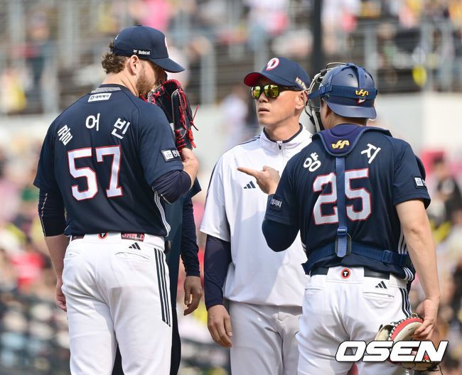 [OSEN=광주, 김성락 기자] 17일 오후 광주 북구 기아챔피언스필드에서 ‘2025 신한 SOL Bank KBO리그’ KIA 타이거즈와 두산 베어스의 더블헤더 1차전 경기가 열렸다.더블헤더 1차전 홈팀 KIA는 네일, 원정팀 두산은 콜어빈을 선발로 내세웠다.6회말 1사 1, 2루 마운드를 방문한 두산 박정배 투수코치가 콜어빈, 양의지와 이야기를 나누고 있다. 2025.05.17 / ksl0919@osen.co.kr