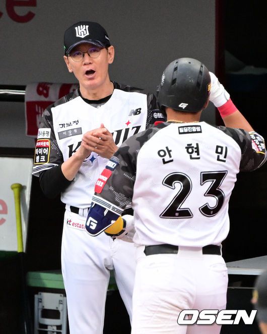 [OSEN=수원, 조은정 기자]12일 오후 수원 KT위즈파크에서 ‘2025 신한 SOL Bank KBO리그’ KT 위즈와 롯데 자이언츠의 경기가 열렸다.이날 홈팀 KT의 선발투수는 소형준, 방문팀 롯데는 김진욱이 나선다.1회말 1사 1루 KT 안현민이 좌월 선제 투런포를 날린 뒤 이강철 감독의 환영을 받고 있다. 2025.06.12 /cej@osen.co.kr