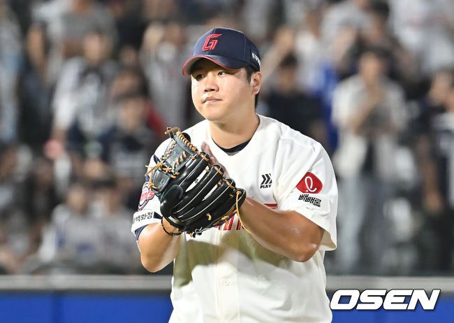 [OSEN=부산, 이석우 기자] 9일 부산 사직야구장에서 2025 신한 SOL 뱅크 KBO 리그 롯데 자이언츠와 두산 베어스의 경기가 열렸다. 홈팀 롯데는 이민석이, 방문팀 두산은 곽빈이 선발 출전했다.롯데 자이언츠 심재민이 연장 11회초를 무실점으로 막고 박수를 치고 있다. 2025.07.09 / foto0307@osen.co.kr