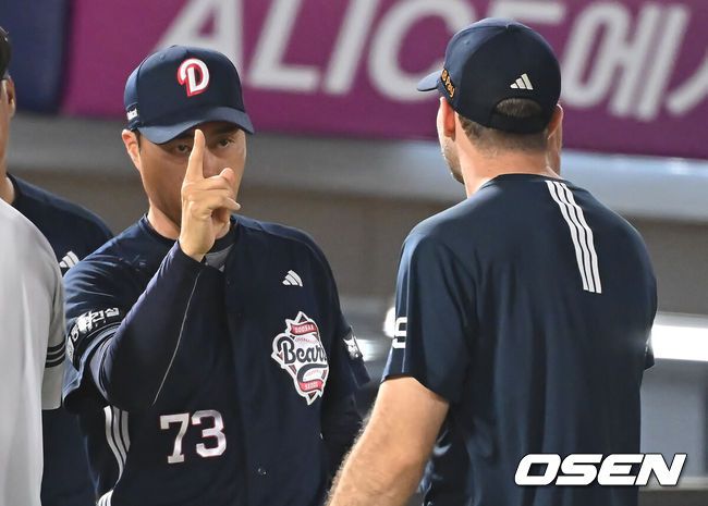 [OSEN=부산, 이석우 기자] 10일 부산 사직야구장에서 2025 신한 SOL 뱅크 KBO 리그 롯데 자이언츠와 두산 베어스의 경기가 열렸다. 홈팀 롯데는 나균안이, 방문팀 두산은 잭로그가 선발 출전했다.두산 베어스 조성환 감독 대행이 롯데 자이언츠에 9-0으로 승리한 후 잭로그와 기쁨을 나누고 있다. 2025.07.10 / foto0307@osen.co.kr
