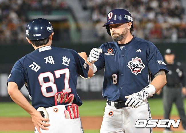 [OSEN=부산, 이석우 기자] 10일 부산 사직야구장에서 2025 신한 SOL 뱅크 KBO 리그 롯데 자이언츠와 두산 베어스의 경기가 열렸다. 홈팀 롯데는 나균안이, 방문팀 두산은 잭로그가 선발 출전했다.두산 베어스 케이브가 7회초 2사 2루 중견수 앞 1타점 안타를 치고 하이파이브를 하고 있다. 2025.07.10 / foto0307@osen.co.kr