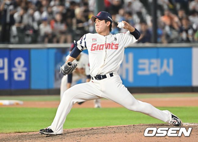 [OSEN=부산, 이석우 기자] 9일 부산 사직야구장에서 2025 신한 SOL 뱅크 KBO 리그 롯데 자이언츠와 두산 베어스의 경기가 열렸다. 홈팀 롯데는 이민석이, 방문팀 두산은 곽빈이 선발 출전했다.롯데 자이언츠 정현수가 역투하고 있다. 2025.07.09 / foto0307@osen.co.kr