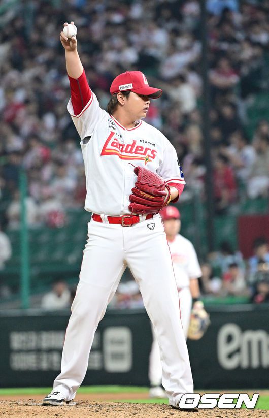 [OSEN=인천, 최규한 기자] 27일 인천 SSG랜더스필드에서 ‘2025 신한 SOL Bank KBO리그’ SSG 랜더스와 NC 다이노스의 경기가 열렸다.이날 홈팀 SSG는 드류 앤더슨, 방문팀 NC는 신민혁을 선발투수로 내세웠다.연장 11회초 마운드에 오른 SSG 김민이 투구를 준비하고 있다. 2025.05.27 / dreamer@osen.co.kr