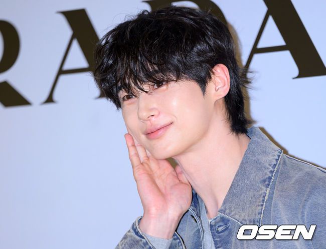 [OSEN=이대선 기자] 5일 오후 더현대 서울에서 이탈리아 하이엔드 명품 패션 브랜드의 팝업 스토어 오픈 행사가 열렸다.이날 배우 김태리, 변우석, 홍경, 미야오 가원이 참석해 자리를 빛냈다.배우 변우석이 입장하고 있다. 2025.06.05 /sunday@osen.co.kr