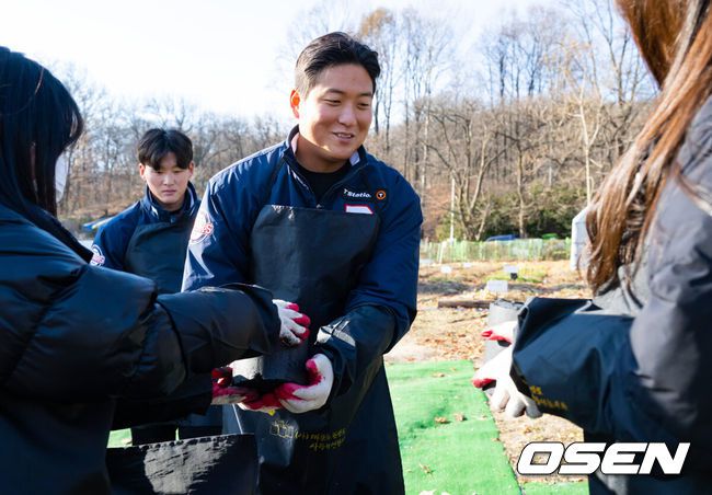 [OSEN=박준형 기자] 두산 베어스가 4일 도봉구 무수골 일대에서 사랑의 연탄 나눔 봉사활동을 진행했다.연탄 나눔 행사는 연말을 맞아 저소득 소외계층에 사랑을 전하는 사회공헌활동의 일환이다.두산 권희가 연탄을 전달 받고 있다  2024.12.04 / soul1014@osen.co.kr