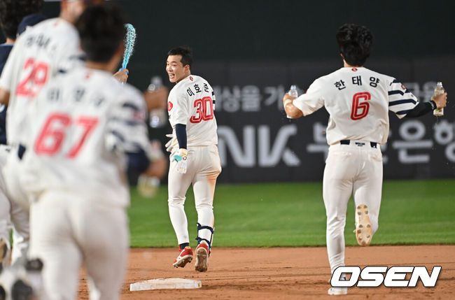 [OSEN=부산, 이석우 기자] 9일 부산 사직야구장에서 2025 신한 SOL 뱅크 KBO 리그 롯데 자이언츠와 두산 베어스의 경기가 열렸다. 홈팀 롯데는 이민석이, 방문팀 두산은 곽빈이 선발 출전했다.롯데 자이언츠 이호준이 연장 11회말 1사 1,2루 우익수 른쪽 끝내기 2루타를 치고 기뻐하고 있다. 2025.07.09 / foto0307@osen.co.kr