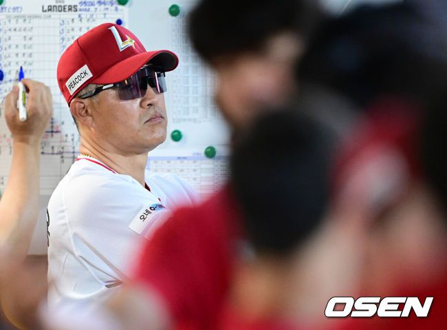 [OSEN=인천, 최규한 기자] 마법사 군단이 ‘107억 잠수함’ 고영표와 대타 김민혁의 활약을 앞세워 전반기 최종전에서 5위 도약을 해냈다.프로야구 KT 위즈는 10일 인천SSG랜더스필드에서 열린 2025 신한 SOL뱅크 KBO리그 SSG 랜더스와의 시즌 11차전에서 4-2 역전승을 거뒀다.2연승에 성공한 KT는 전반기 최종 3연전을 위닝시리즈로 장식하며 SSG를 끌어내리고 5위로 올라섰다. 9회말 공격 때 SSG 이숭용 감독이 그라운드를 주시하고 있다. 2025.07.10 /