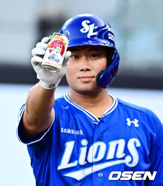 [OSEN=대전, 지형준 기자] 11일 오후 대전 한화생명볼파크에서 'KBO 올스타 프라이데이' 퓨처스 올스타전이 열렸다.KBO 올스타전의 전야제인 퓨처스 올스타전 경기는 남부리그(상무, KT, 삼성, NC, 롯데, KIA)와 북부리그(한화, SSG, LG, 두산, 고양) 대표로 나선 총 48명의 선수가 치열한 승부를 펼친다.2회말 삼성 이창용이 타석에 들어서며 세리머니를 하고 있다. 2025.07.11 / jpnews@osen.co.kr