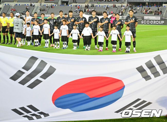 [OSEN=용인, 박준형 기자] 11일 오후 용인 미르스타디움에서 2025 동아시아축구연맹(EAFF) E-1 챔피언십(동아시안컵) 한국과 홍콩의 경기가 진행됐다.지난 7일 중국과의 1차전에서 3-0 완승을 거둔 한국은 2연승을 통해 통산 6번째 우승 가능성을 키우겠다는 목표를 세웠다.한국 축구대표팀이 국민의례를 하고 있다.  2025.07.11 / soul1014@osen.co.kr