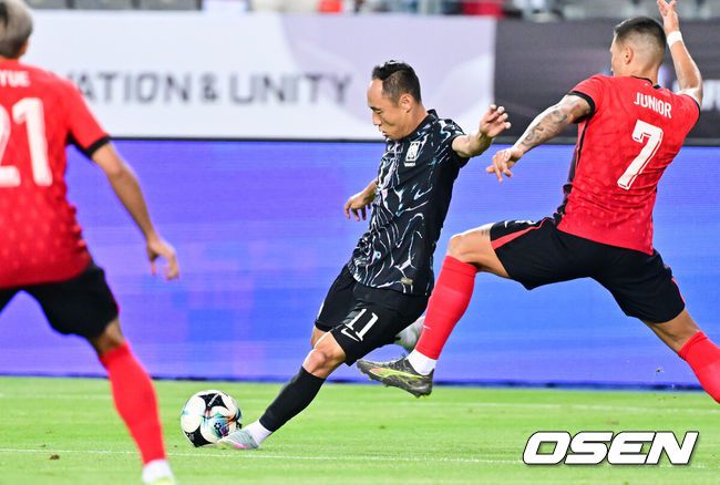 [OSEN=용인, 박준형 기자] 11일 오후 용인 미르스타디움에서 2025 동아시아축구연맹(EAFF) E-1 챔피언십(동아시안컵) 한국과 홍콩의 경기가 진행됐다.지난 7일 중국과의 1차전에서 3-0 완승을 거둔 한국은 2연승을 통해 통산 6번째 우승 가능성을 키우겠다는 목표를 세웠다.후반 문선민이 크로스를 올리고 있다.  2025.07.11 / soul1014@osen.co.kr