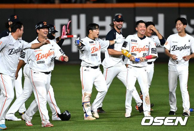 [OSEN=대전, 이대선 기자] 프로야구 한화 이글스가 짜릿한 끝내기 승리로 전반기를 피날레했다. 1위 팀의 위용을 보여주며 시즌 29번째 역전승을 거뒀다.한화는 10일 대전 한화생명볼파크에서 치러진 2025 신한 SOL Bank KBO리그 KIA 타이거즈와의 홈경기를 3-2 끝내기로 승리했다.1-2로 뒤진 9회말KIA 마무리투수 정해영을 상대로 루이스 리베라토의 밀어내기 볼넷으로 동점을 만든 뒤 문현빈의 10구 풀카운트 승부 끝에 끝내기 안타로 대역전극을완성했다.9회말 2사 만루에서 끝내기 안타를 친 한화 문현빈이 동료들과 승리의 기쁨을 나누고 있다. 2025.07.10 /sunday@osen.co.kr