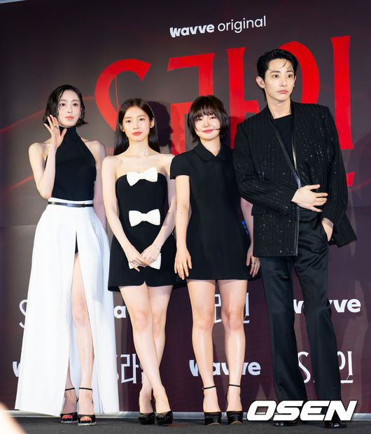 [OSEN=김성락 기자] 7일 오후 서울 용산구 한강대로 CGV 용산아이파크몰에서 영화 웨이브 오리지널 ‘S라인’ 언론시사회 및 제작발표회가 열렸다. 드라마 ‘S라인’은 성적 관계를 맺은 사람들 사이에 연결된 붉은 선, 일명 S라인이 보이기 시작하면서 감춰졌던 진실과 금지된 욕망이 드러나는 판타지 스릴러다.배우 이다희, 아린, 이은샘, 이수혁이 포토타임을 갖고 있다.  2025.07.07 / ksl0919@osen.co.kr