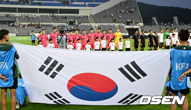 [OSEN=용인, 조은정 기자]7일 경기 용인시 용인 미르 스타디움에서 2025 동아시아 축구연맹(EAFF) E-1 챔피언십(동아시안컵) 대한민국 남자 축구 대표팀과 중국의 개막전이 열렸다.한국은 중국과 첫 경기를 시작으로 11일 홍콩, 15일 일본과 격돌한다. 경기는 모두 용인에서 치러지며 3경기 성적에 따라 그대로 최종 순위가 결정된다.경기 전 한국 선수단이 국민의례를 하고 있다. 2025.07.07 /cej@osen.co.kr