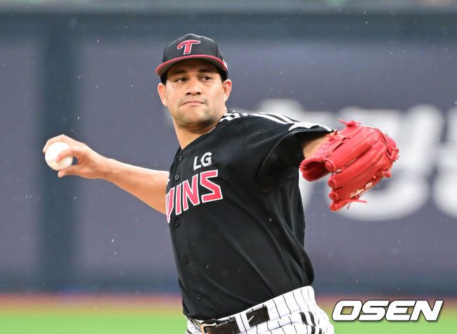 [OSEN=수원, 김성락 기자] 24일 오후 수원 KT위즈파크에서 2025 신한 SOL Bank KBO리그 KT 위즈와 LG 트윈스의 경기가 열렸다. KT는 헤이수스, LG는 치리노스를 선발투수로 내세웠다. 1회말 LG 치리노스가 마운드에 올라 힘차게 공을 뿌리고 있다.  2025.06.24 / ksl0919@osen.co.kr