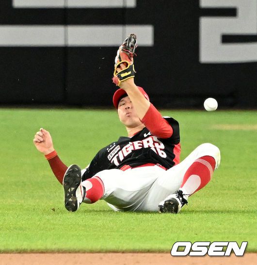 [OSEN=대전, 이대선 기자] 10일 오후 대전 한화생명볼파크에서 2025 신한 SOL Bank KBO리그 한화 이글스와 KIA 타이거즈의 경기가 열렸다.한화는 황준서, KIA는 네일을 선발로 내세웠다.8회말 무사에서 KIA 최원준이 심우준의 타구를 잡았다 놓치고 있다. 2025.07.10 /sunday@osen.co.kr