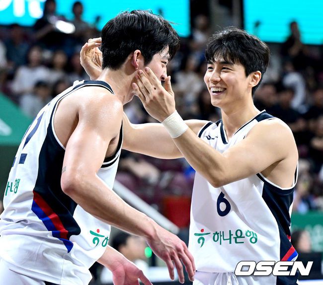 [OSEN=안양, 최규한 기자] 한국농구가 안방에서 일본의 자존심을 눌렀다.안준호 감독이 이끄는 남자농구대표팀은 11일 오후 7시 안양체육관에서 개최되는 평가전에서 숙적 일본을 이현중과 여준석의 활약을 앞세워서 91-77로 가볍게 이겼다. 한국은 13일 일본과 2차전을 가진다.4쿼터, 한국 여준석과 박지훈이 득점에 기뻐하고 있다. 2025.07.11 / dreamer@osen.co.kr