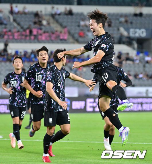 [OSEN=용인, 박준형 기자] 11일 오후 용인 미르스타디움에서 2025 동아시아축구연맹(EAFF) E-1 챔피언십(동아시안컵) 한국과 홍콩의 경기가 진행됐다.지난 7일 중국과의 1차전에서 3-0 완승을 거둔 한국은 2연승을 통해 통산 6번째 우승 가능성을 키우겠다는 목표를 세웠다.전반 강상윤이 선제골을 넣고 환호하고 있다. 2025.07.11 / soul1014@osen.co.kr