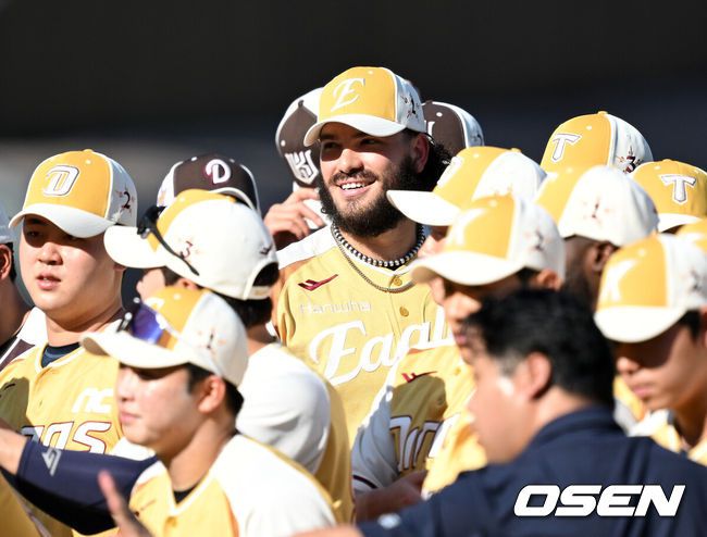 [OSEN=대전, 이대선 기자] 12일 오후 대전 한화생명볼파크에서 2025 신한 SOL뱅크 KBO 올스타전이 열렸다.13년 만에 대전에서 열리는 KBO 올스타전은 드림 올스타와 나눔올스타 대표로 나선 총 30명의 선수가 치열한 승부를 펼친다.한화 폰세가 미소를 짓고 있다. 2025.07.12 / sunday@osen.co.kr