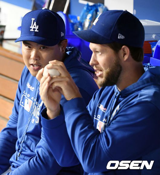 LA 다저스 시절 류현진(왼쪽)이 클레이큰 커쇼와 투구 그립에 대해 대화하고 있다. /OSEN DB
