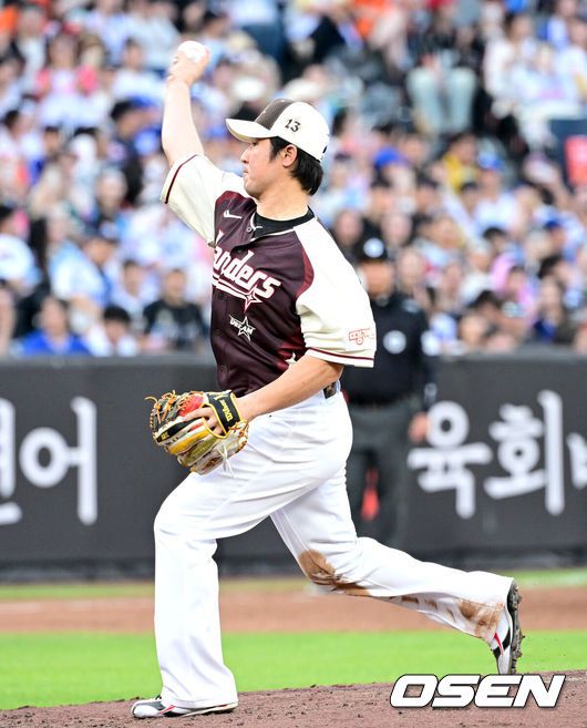 [OSEN=대전, 최규한 기자] 12일 오후 대전 한화생명볼파크에서 ‘2025 신한 SOL Bank KBO리그’ 올스타전이 열렸다.KBO 올스타전 경기는 드림 올스타와 나눔올스타 대표로 나선 총 30명의 선수가 치열한 승부를 펼친다.2회말 2사에서 마운드에 오른 드림 올스타 최정이 공을 던지고 있다. 2025.07.12 / dreamer@osen.co.kr