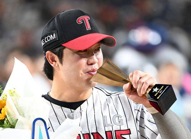 [OSEN=대전, 이대선 기자] SSG, 한화 팬들은 행복했다. 구단의 미래 최윤석(SSG), 한지윤(한화)의 활약을 등에 업은 북부리그 올스타가 퓨처스리그 올스타전 승자로 우뚝 섰다.이대진 감독이 이끄는 북부리그 올스타(한화 이글스, SSG 랜더스, LG 트윈스, 두산 베어스, 고양 히어로즈)는 11일 대전 한화생명볼파크에서 개최된 2025 KBO 퓨처스 올스타전에서 박치왕 감독이 지휘하는 남부리그 올스타(상무, KT 위즈, 삼성 라이온즈, NC 다이노스, 롯데 자이언츠, KIA 타이거즈)를 4-2로 제압했다.북부리그 올스타는 지난해 5-9 패배를 설욕하고 2023년 이후 2년 만에 올스타전 승리를 맛봤다.퓨처스 올스타 MVP를 차지한 손용준이 기념 촬영을 하고 있다. 2025.07.11 /