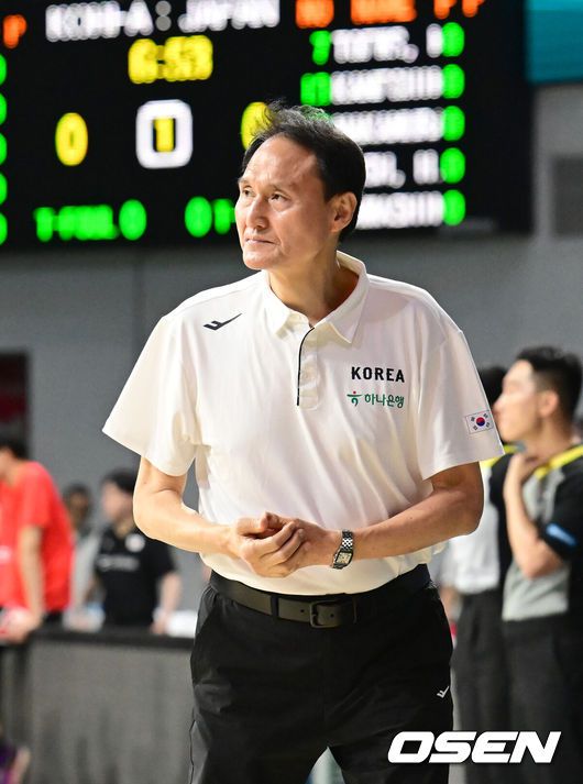 [OSEN=안양, 김성락 기자] 13일 오후 안양 정관장아레나에서 ‘하나은행 2025 남자농구 국가대표 평가전’ 대한민국과 일본의 두 번째 평가전이 열렸다. 대한민국은 지난 11일 열린 일본과의 첫 번째 평가전에서 91-77로 승리를 거뒀다. 경기 시작에 앞서 대한민국 안준호 감독이 생각에 잠겨 있다. 2025.07.13 / ksl0919@osen.co.kr