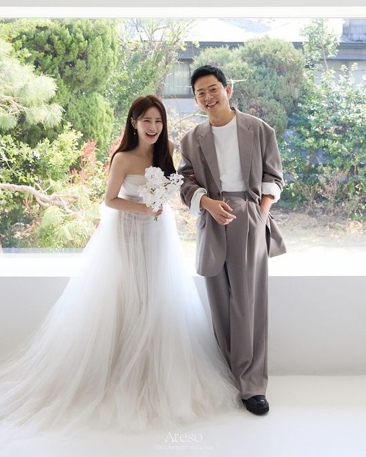 [OSEN=민경훈 기자] 김준호-김지민 커플이 22일 오후 서울 강남구 청담동의 한 카페에서 진행된 헤어 브랜드 오프닝 파티 포토콜 행사에 참여했다.김지민와 김지민은 7월 결혼을 앞두고 있다.김준호 김지민 커플이 입장하며 포즈를 취하고 있다. 2025.04.22 / rumi@osen.co.kr