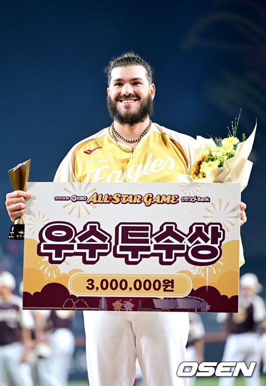 [OSEN=대전, 최규한 기자] 12일 오후 대전 한화생명볼파크에서 ‘2025 신한 SOL Bank KBO리그’ 올스타전이 열렸다.KBO 올스타전 경기는 드림 올스타와 나눔올스타 대표로 나선 총 30명의 선수가 치열한 승부를 펼친다.우수 투수상을 수상한 한화 코디 폰세가 포즈를 취하고 있다. 2025.07.12 / dreamer@osen.co.kr