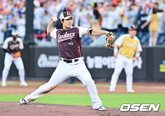 [OSEN=대전, 박준형 기자] 12일 오후 대전 한화생명볼파크에서 2025 신한 SOL뱅크 KBO 올스타전이 열렸다.13년 만에 대전에서 열리는 KBO 올스타전은 드림 올스타와 나눔올스타 대표로 나선 총 30명의 선수가 치열한 승부를 펼친다.2회말 최정이 공을 던지고 있다. 2025.07.12 / soul1014@osen.co.kr